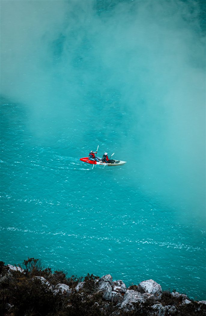 Deux kayaks vus du ciel sur une eau turquoise